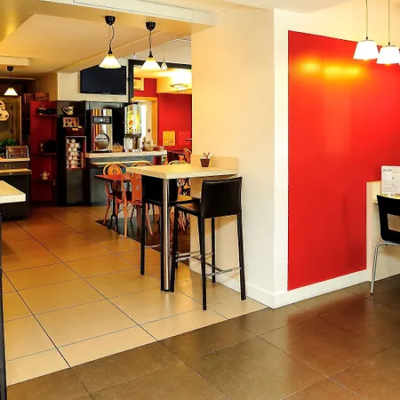 Ibis Lyon Est מלון ביינוסט