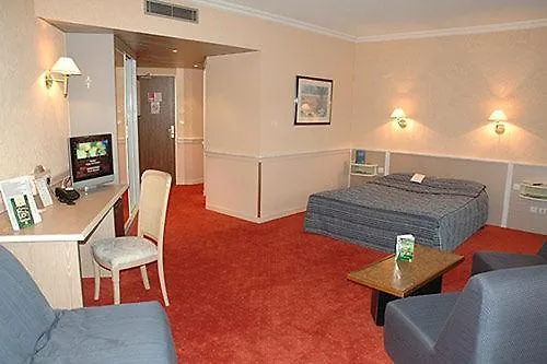 Ibis Lyon Est מלון ביינוסט