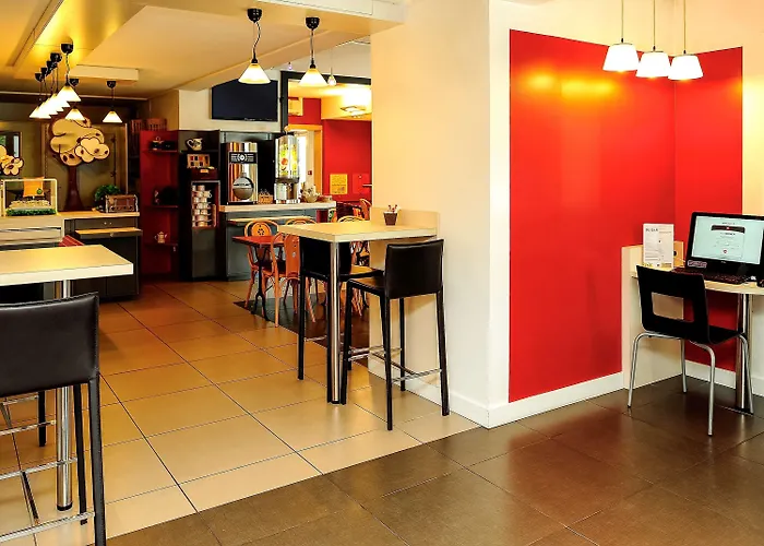 Ibis Lyon Est מלון ביינוסט